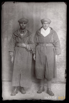 Portrait en pied de deux goumiers marocains (Le Val-d'Ajol)