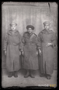Portrait en pied de trois goumiers marocains (Le Val-d'Ajol)