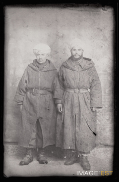 Portrait en pied de deux goumiers marocains (Le Val-d'Ajol)