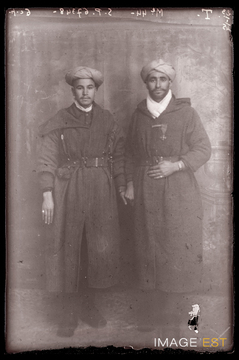Portrait en pied de deux goumiers marocains (Le Val-d'Ajol)