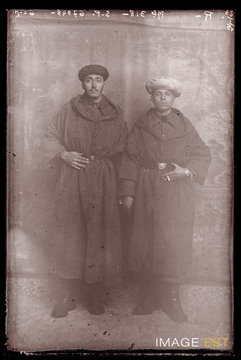 Portrait en pied de deux goumiers marocains (Le Val-d'Ajol)