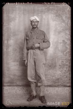 Portrait en pied d'un militaire marocain (Le Val-d'Ajol)