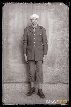 Portrait en pied d'un militaire marocain (Le Val-d'Ajol)