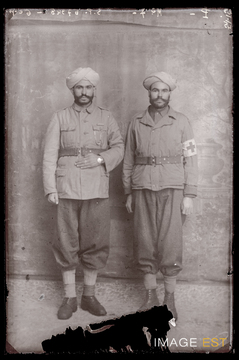 Portrait en pied de deux goumiers marocains (Le Val-d'Ajol)
