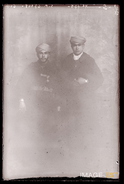 Portrait en pied de deux goumiers marocains (Le Val-d'Ajol)