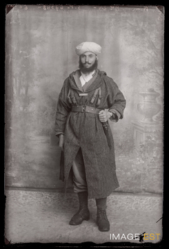 Portrait en pied d'un goumier marocain (Le Val-d'Ajol)