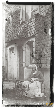 Femme au rouet (Le Val-d'Ajol)