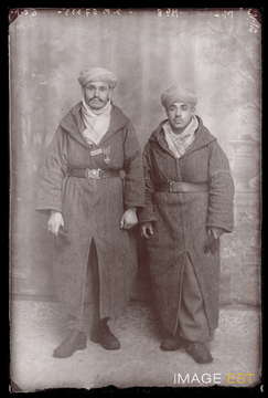 Portrait en pied de deux goumiers marocains (Le Val-d'Ajol)