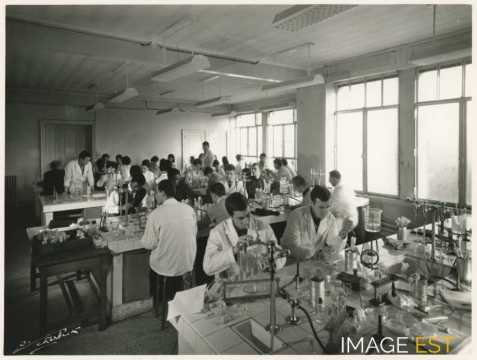 Étudiants en travaux pratiques (Nancy)