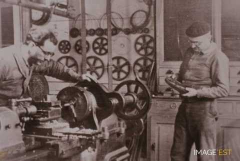 Opérateurs sur une machine-outil (Nancy)