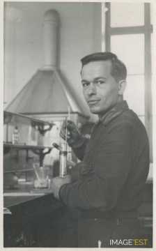 Dans un laboratoire (ENSIC)