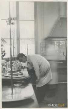 Dans un laboratoire (ENSIC)