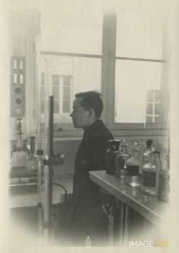 Dans un laboratoire (ENSIC)