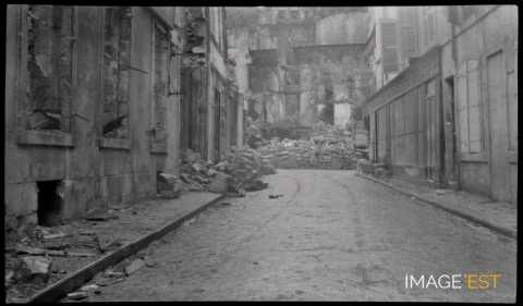 Rue commerçante en ruine (Meuse)