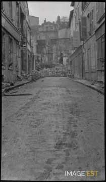 Rue commerçante en ruine (Meuse)