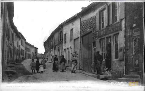 La Grande rue (Montfaucon-d'Argonne)