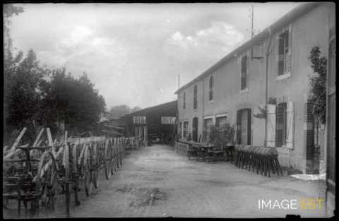 Cour d'une ferme (Meuse)