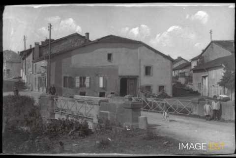 La rue des Ponts (Beauze?e-sur-Aire)