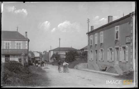 Rue avec passants (Beauzée-sur-Aire)