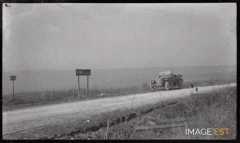 Automobile à l'arrêt (Fleury-devant-Douaumont)