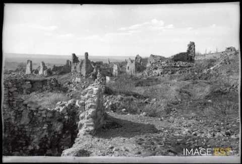 Montfaucon-d'Argonne en ruine (Meuse)