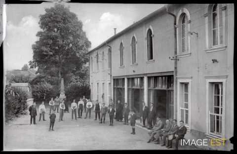 Groupe d'hommes et d'enfants (Meuse)