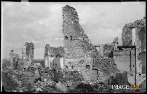 Femme parmi les ruines (Meuse)