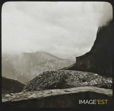 Paysage de montagne dans la brume (Suisse)