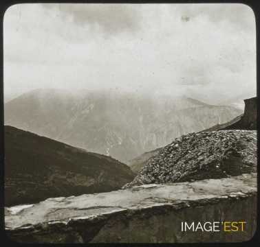 Paysage de montagne dans la brume (Suisse)