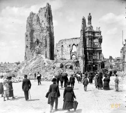 Hôtel de ville en ruines (Arras)