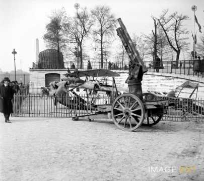 Canon et carcasse d'un avion exposés  (Paris)