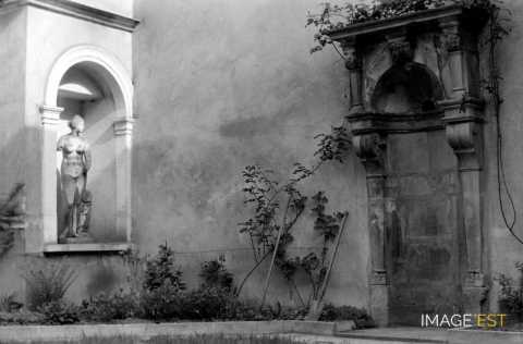 Cour intérieure place Saint-Louis (Metz)