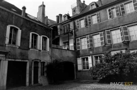 Cour intérieure place Saint-Louis (Metz)