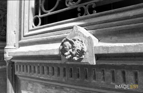 Sculpture d'un immeuble rue du Pont Moreau (Metz)