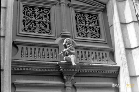 Sculpture d'une porte rue Saint-Clément (Metz)