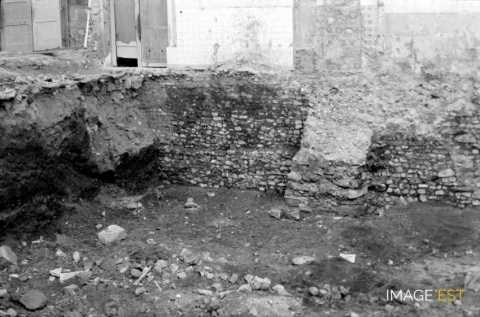 Fouilles archéologiques au cloître des Récollets (Metz)