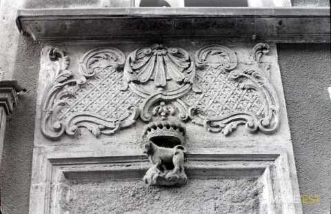 Tympan d'une porte 44, rue du Champé (Metz)