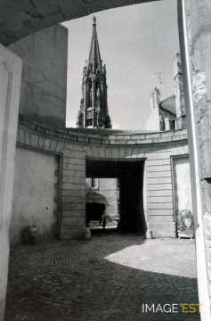 Cour circulaire 42, rue Saint-Marcel (Metz)