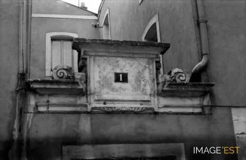 Fronton d'une entrée (Metz)