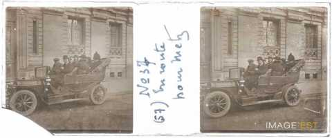 Automobile sur le départ (Nancy)
