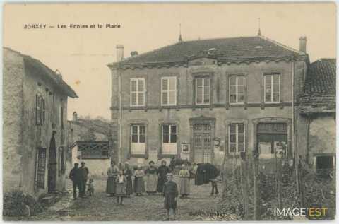 Écoles et place (Charmes)