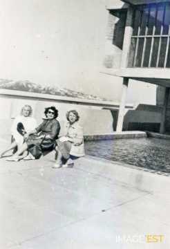Femmes assises devant un immeuble Le Corbusier (Marseille)