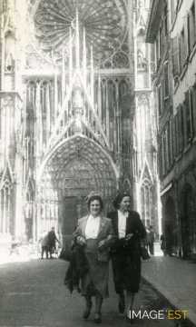 Femmes devant la cathédrale (Strasbourg)