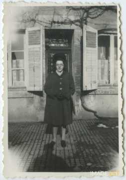Femme devant une maison (Bar-le-Duc)