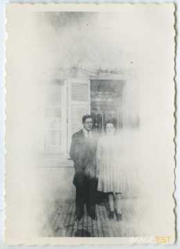 Un homme et une femme devant une maison (Bar-le-Duc)