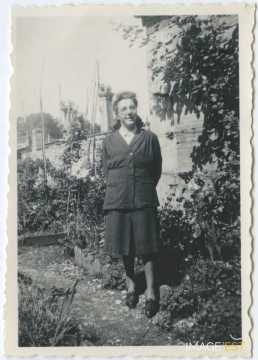 Femme dans un jardin (Bar-le-Duc)