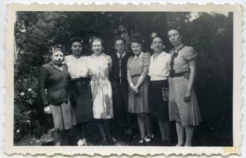 Groupe de personnes dans un jardin (Bar-le-Duc)