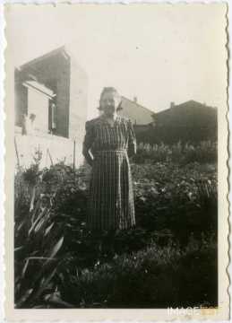 Une femme dans un jardin (Bar-le-Duc)