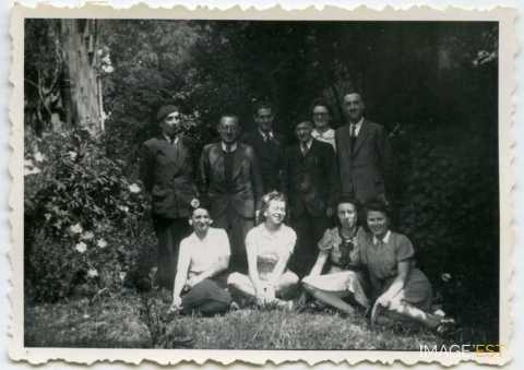 Groupe de personnes dans un jardin (Bar-le-Duc)