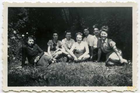 Groupe de femmes dans un jardin (Bar-le-Duc)